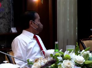 Jokowi Pakai Kemeja Putih Indonesia Maju di Hari Reshuffle Kabinet