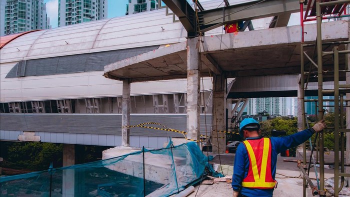 JPO 'Terbesar' di RI Sudah Setengah Jadi, Ini Wujudnya Pekerjaan pembangunan Jembatan Penyeberangan Multiguna 'Serambi Temu' Dukuh Atas terus dikebut. Per 6 Juni 2022, perkembangan keseluruhannya capai 50,04 persen.