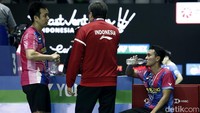 Liu/Ou menutup interval dengan keunggulan 11-8. Selepas jeda, Ahsan/Hendra sempat menipsikan jarak menjadi 10-11, namun Liu/Ou berhasil menjauh dengan keunggulan 14-11, lalu 17-14. Set pertama akhirnya menjadi milik pasangan China dengan skor 21-17 usai pukulan pelan Hendra membentur net.