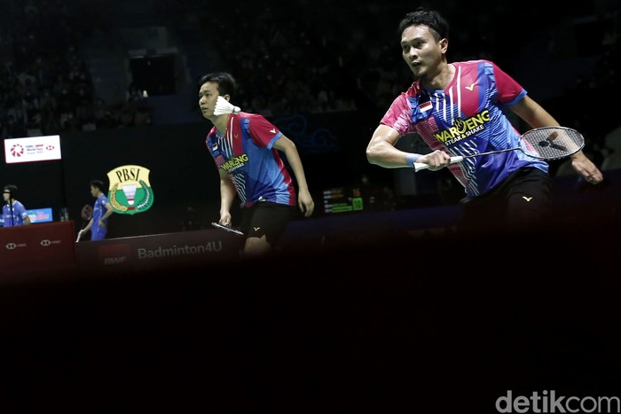 Ganda putra Indonesia Mohammad Ahsan/Hendra Setiawan tumbang dari wakil China di babak pertama Indonesia Open 2022. The Daddies kalah dengan skor 17-21, 22-24.