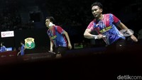 Pada gim kedua, kejar-mengejar poin berlangsung lebih ketat. Jarak poin kedua pasangan sempat tak lebih dari dua angka saja. Liu/Ou pun hanya unggul 11-10 di interval.
