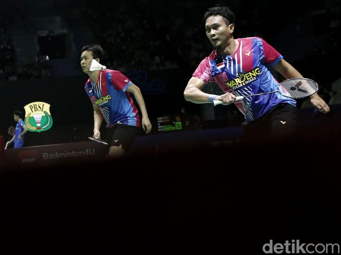 Ganda putra Indonesia Mohammad Ahsan/Hendra Setiawan tumbang dari wakil China di babak pertama Indonesia Open 2022. The Daddies kalah dengan skor 17-21, 22-24.