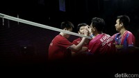Liu/Ou tak patah arang. Mereka justru menambah tiga poin beruntun, mengubah skor menjadi 18-18. Ahsan/Hendra berhasil menambah dua poin 20-18, namun Liu/Ou lagi-lagi menyamakan skor menjadi 20-20. Pada fase deuce, kedua pasangan sempat sama imbang 22-22, namun smash Liu yang gagal dikembalikan Hendra membuat skor menjadi 23-22. Pukulan Ahsan yang membentur net memastikan Liu/Ou menang 24-22.