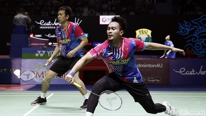 Ganda putra Indonesia Mohammad Ahsan/Hendra Setiawan tumbang dari wakil China di babak pertama Indonesia Open 2022. The Daddies kalah dengan skor 17-21, 22-24.
