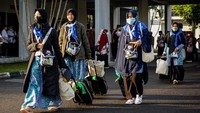 Sebanyak 446 jemaah calon haji asal Provinsi Kepri berangkat melalui Bandara Internasional Hang Nadim, Rabu (15/6). 