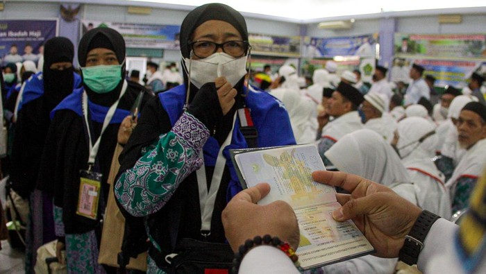 Sejumlah calon haji kelompok terbang (kloter) pertama embarkasi Batam berjalan menuju bus sebelum diberangkatkan ke  Bandara Internasional Hang Nadim di Asrama Haji Batam, Kepulauan Riau, Rabu (15/6/2022). Sebanyak 446 jemaah calon haji asal Provinsi Kepri akan diberangkatkan menuju Tanah Suci pada Rabu (15/6) pukul 14.00 WIB melalui Bandara Internasional Hang Nadim. ANTARA FOTO/Teguh Prihatna/aww.