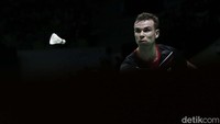 Di game pertama Kento Momota dan Rasmus Gemke bersaing sengit memperebutkan poin. Angka di papan skor sempat imbang dari 1-1 sampai 5-5. Tapi setelahnya Rasmus Gemke yang mendikte permainan dan mengunci interval di angka 11-8.