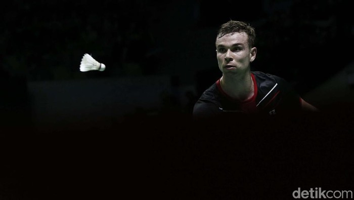 Kejutan terjadi di tunggal putra Indonesia Open 2022. Kento Momota yang merupakan peringkat 2 dunia tersingkir usai kalah dari wakil Denmark, Rasmus Gemke.