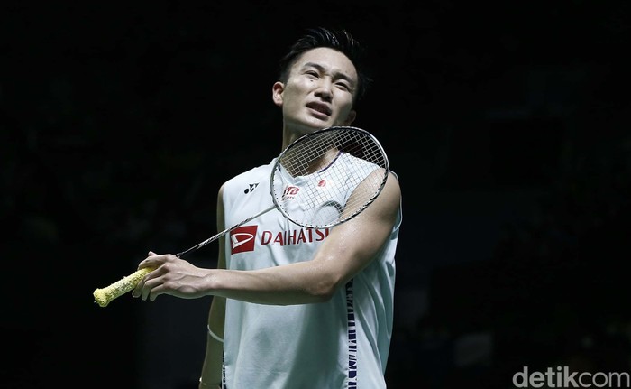 Kejutan terjadi di tunggal putra Indonesia Open 2022. Kento Momota yang merupakan peringkat 2 dunia tersingkir usai kalah dari wakil Denmark, Rasmus Gemke.