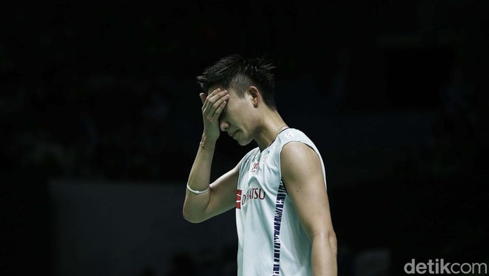 Kejutan terjadi di tunggal putra Indonesia Open 2022. Kento Momota yang merupakan peringkat 2 dunia tersingkir usai kalah dari wakil Denmark, Rasmus Gemke.