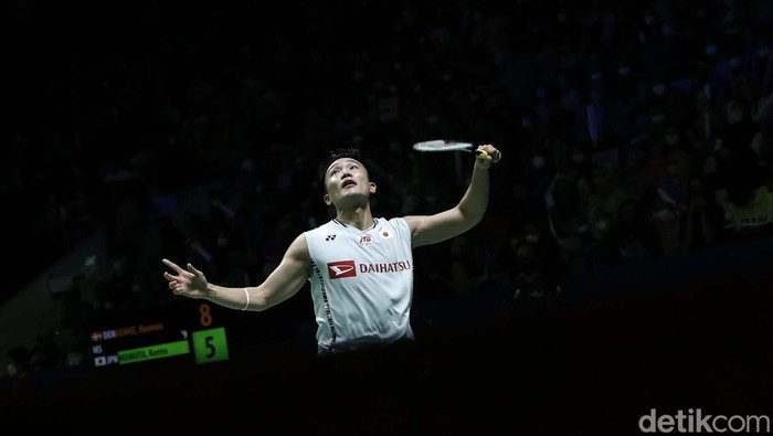 Kejutan terjadi di tunggal putra Indonesia Open 2022. Kento Momota yang merupakan peringkat 2 dunia tersingkir usai kalah dari wakil Denmark, Rasmus Gemke.