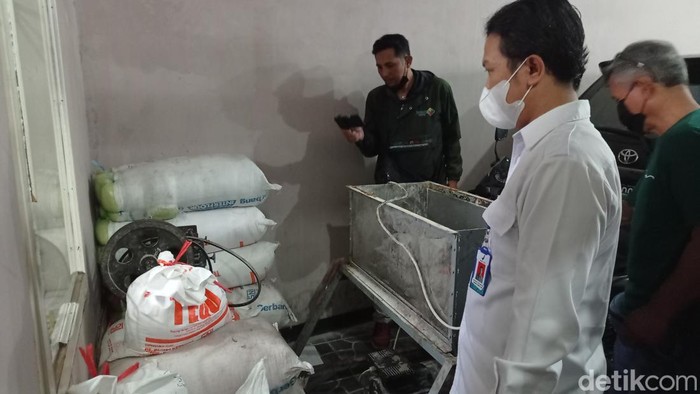 Kepala Loka Pengawas Obat dan Makanan Tasikmalaya Jajat Setia Permana menunjukkan barang bukti mie berformalin.