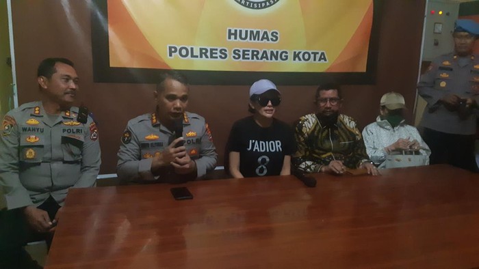 Kepolisian Polda Banten dan Nikita Mirzani usai pemeriksaan di Polresta Serang Kota (Foto: Bahtiar/detikcom)