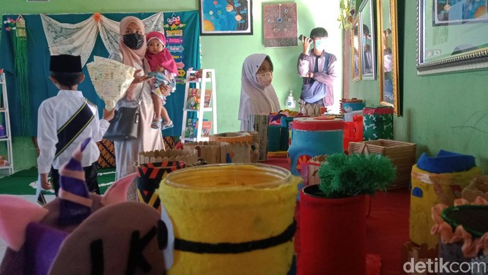 Kerajinan siswa dari sampah di SDIT Salsabila 1 Baiturrahman, Rabu (15/6/2022)
