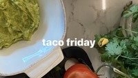 Wanita 24 tahun ini juga penggemar makanan Meksiko. Saat santai di malam Jumat, Kylie membuat taco dengan isian guacamole dan keju parut. Nyam nyam!