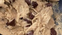 Chocolate Chip Cookies merupakan cookies klasik favorit banyak orang, termasuk Kylie. Ia membuat sendiri cookies nan manis renyah ini.