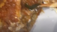 Ibu dua anak ini tak segan manjakan diri dengan makan enak. Kylie tak membatasi dirinya dari masak dan makan lasagna buatannya yang gurih creamy ini.