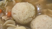 Dari sekian banyak hidangan yang bisa ia bikin, Kylie menjagokan sup buatannya. Berisi meatball, macaroni, dan sayuran seperti wortel dan seledri. Slurpp!