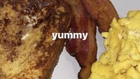 Saat hendak makan yang mengenyangkan, Kylie membuat paduan French toast dengan telur orak-arik, kentang goreng, dan bacon. Siapa mau?