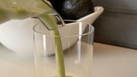 Green smoothies buatan Kylie ini terdiri dari nanas, apel, seledri, bayam, hingga bubuk kolagen yang menyehatkan. Semuanya ia proses di blender hingga mengental.