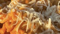 Adik Kendall Jenner ini pintar bikin pasta. Ia membuat fusilli saus pedas dengan taburan parutan keju yang gurih enak.