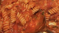 Kylie Jenner tak ragu memanfaatkan hasil kebunnya untuk diolah jadi makanan enak. Saus fusilli ini, misalnya, dibuat dari tomat dan basil fresh.