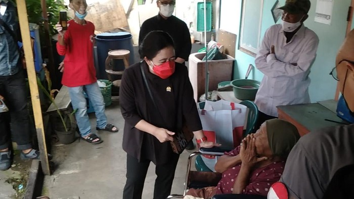 Ketua DPR RI Puan Maharani saat kunjungi warga di pinggir rel Surabaya