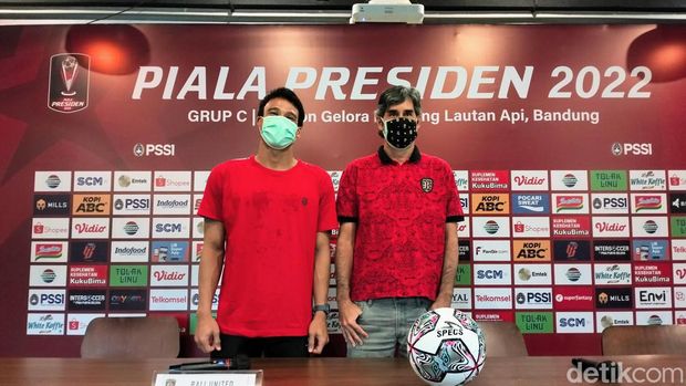 Kiper Bali United M Ridho dan pelatih Stefano Cugurra Teco.
