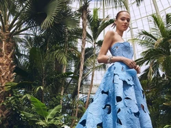 10 Foto Busana Oscar De La Renta Resort 2023, Koleksi Terinspirasi Bunga