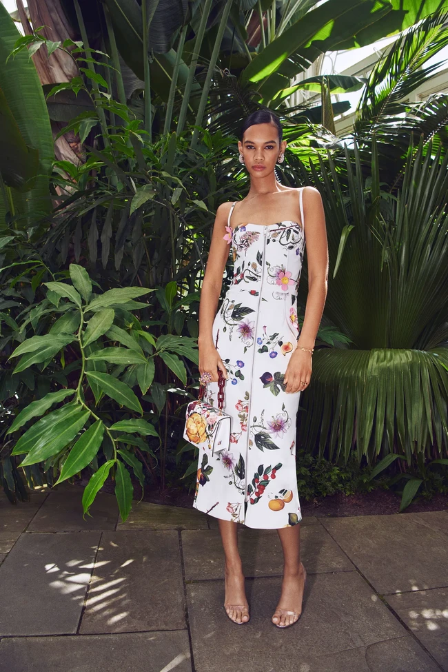 Oscar De La Renta merilis koleksi busana Resort 2023 di New York Botanical Garden, Amerika Serikat. Foto: dok. Oscar De La Renta.