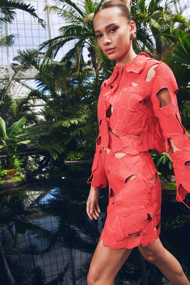 Oscar De La Renta merilis koleksi busana Resort 2023 di New York Botanical Garden, Amerika Serikat. Foto: dok. Oscar De La Renta.