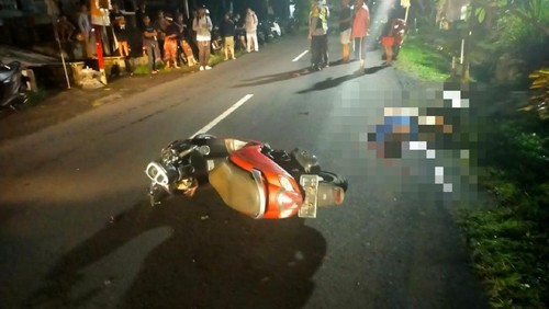 Kondisi motor dan korban usai menabrak mobil bak di Jalan Wisnu, Banjar/Desa Batannyuh, Kecamatan Marga, Tabanan pada Selasa (14/6/2022) malam.