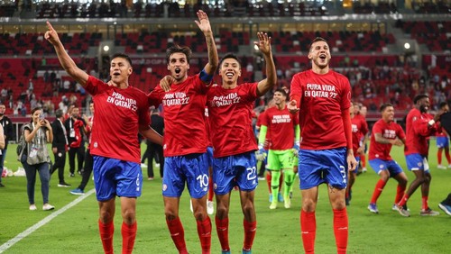 DOHA, QATAR - JUNE 14: Players of Costa Rica celebrate victory after the 2022 FIFA World Cup Playoff match between Costa Rica and New Zealand at Ahmad Bin Ali Stadium on June 14, 2022 in Doha, Qatar. (Photo by Matthew Ashton - AMA/Getty Images)