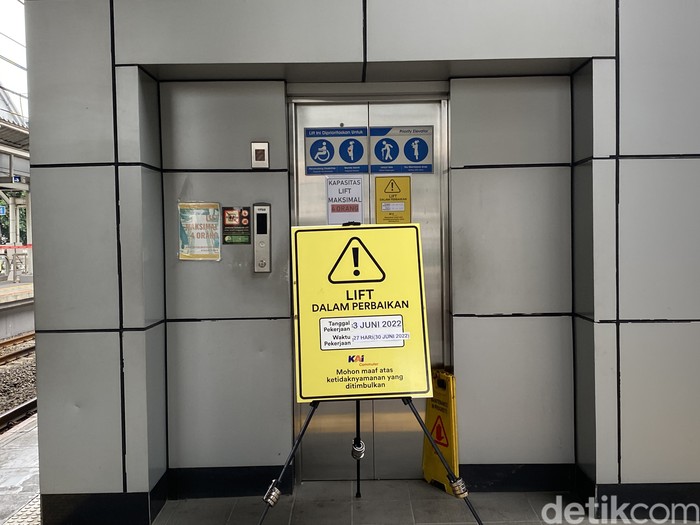 Lift dan eskalator di Stasiun Cakung masih diperbaiki, 15 Juni 2022. (Annisa Rizky Fadhila/detikcom)