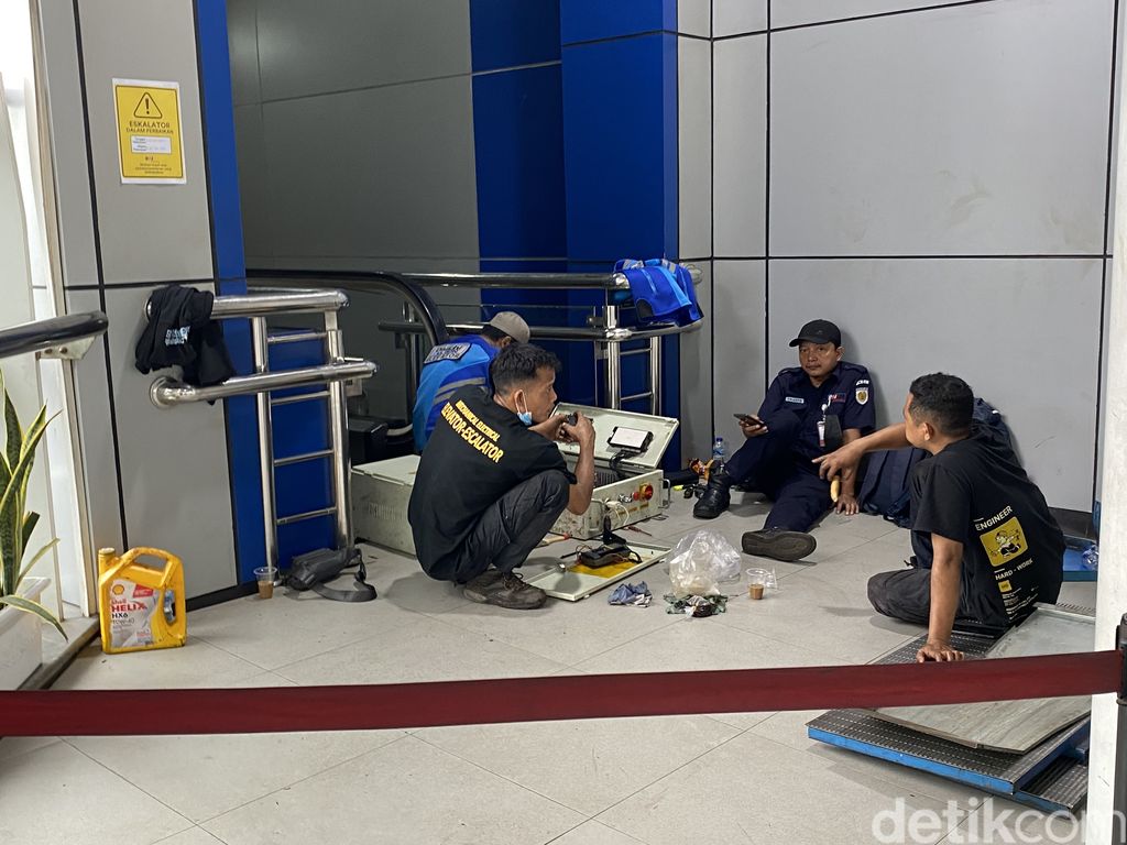 Lift dan eskalator di Stasiun Cakung masih diperbaiki, 15 Juni 2022. (Annisa Rizky Fadhila/detikcom)