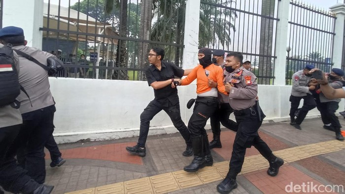 Massa buruh di depan DPR diamankan polisi