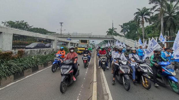 Massa buruh memadati Jalan Gatot Subroto, lalu lintas ke Slipi dialihkan ke jalur busway, Rabu (15/6/2022)
