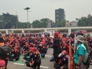 Imbas Demo Buruh, Lalin Gatsu Dialihkan ke Busway-Exit Tol DPR Ditutup