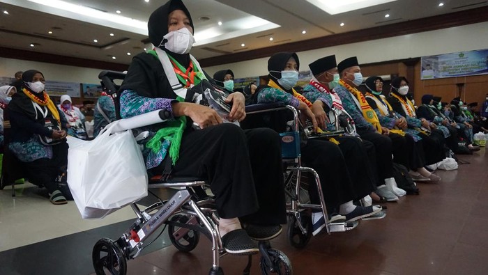 Melepas Jamaah Calon Haji Indonesia ke Tanah Suci Sejumlah jamaah calon haji asal Kalimantan Barat embarkasi Batam menunggu waktu keberangkatan di Kapuas Palace, Pontianak, Kalimantan Barat, Rabu (15/6/2022). Sebanyak 444 jamaah calon haji asal Kalimantan Barat kloter 1 embarkasi Batam yang telah dinyatakan sehat dan negatif COVID-19 diberangkatkan menuju tanah suci Arab Saudi melalui Bandara Internasional Supadio Kubu Raya. ANTARA FOTO/Jessica Helena Wuysang/aww.