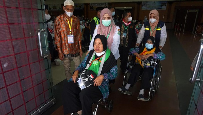 Sejumlah jamaah calon haji asal Kalimantan Barat embarkasi Batam menunggu waktu keberangkatan di Kapuas Palace, Pontianak, Kalimantan Barat, Rabu (15/6/2022). Sebanyak 444 jamaah calon haji asal Kalimantan Barat kloter 1 embarkasi Batam yang telah dinyatakan sehat dan negatif COVID-19 diberangkatkan menuju tanah suci Arab Saudi melalui Bandara Internasional Supadio Kubu Raya. ANTARA FOTO/Jessica Helena Wuysang/aww.