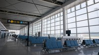 Meski khusus pesawat kargo, bandara ini juga masih melayani pesawat penumpang. Tampak ruang tunggu yang ada di dalam Ezhou Huahu Airport.