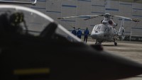 Karyawan berdiri di dekat Heli Anti Kapal Selam di lapangan hanggar Pesawat PTDI, Bandung, Jawa Barat.