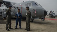 Pilot uji PT Dirgantara Indonesia (PTDI) Kapten Esther Gayatri (tengah) berbincang dengan kru di depan pesawat Pesut CN235 MPA.