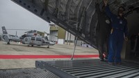 Pilot uji PT Dirgantara Indonesia (PTDI) Kapten Esther Gayatri (kanan) bersama kru pilot mengecek pesawat Pesut CN235 MPA.
