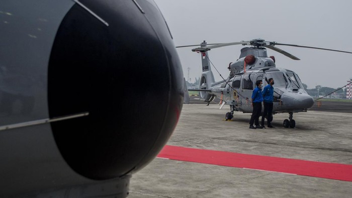 Melihat Koleksi Pesawat di Hanggar PTDI Bandung Karyawan berdiri di dekat Heli Anti Kapal Selam di lapangan hanggar Pesawat PTDI, Bandung, Jawa Barat, Rabu (15/6/2022). Kementerian Pertahanan mengharapkan terus ditingkatkannya kinerja produksi pesawat buatan PTDI mulai dari peningkatan jumlah pesawat CN235 yang direncanakan lima tahun ke depan mencapai minimal 20 unit hingga kemampuan dalam produksi pesawat tempur guna penguatan alutsista militer Indonesia. ANTARA FOTO/Novrian Arbi/aww.