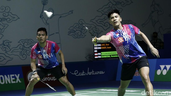 Pramudya Kusumawardana/Yeremia Erich Yoche Yacob Rambitan lolos ke babak 16 besar Indonesia Open 2022. Ganda putra Indonesia itu mengalahkan Ben Lane/Sean Vendy.