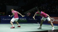 Duel sempat ketak di awal gim pertama hingga skor imbang 3-3. Namun, Apriyani/Fadia kemudian bisa menjauh. Mereka bisa unggul 8-3. Runner-up Indonesia Masters 2022 ini kemudian memimpin 11-5 di interval gim pertama.