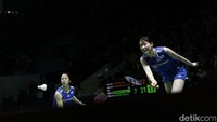 Matsumoto/Nagahara menunjukkan pengalaman sebagai mantan ganda putri nomor satu dunia saat poin-poin krusial. Gim ini dimenangi pasangan asal Jepang ini 21-17.