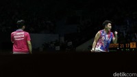 Apriyani/Fadia kemudian tampil apik dengan pukulan-pukulan cepat untuk memimpin 6-4. Mereka mampu menjaga jarak angka untuk unggul saat interval 11-8.