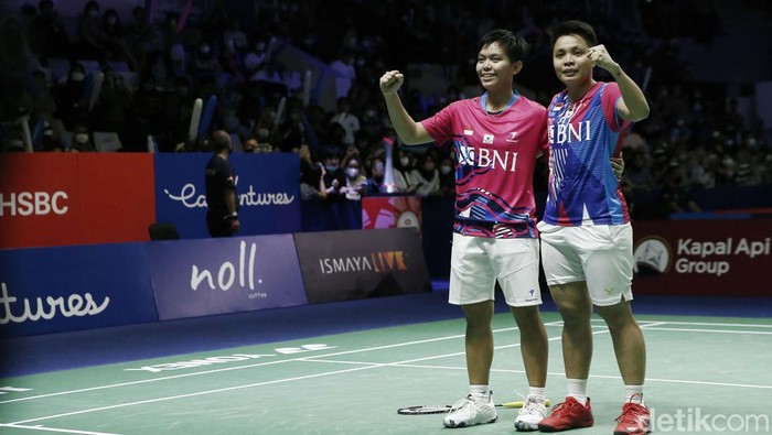 Apriyani Rahayu/Siti Fadia Silva Ramadanti mengatasi perlawanan sengit Mayu Matsumoto/Wakana Nagahara. Mereka pun melaju ke ke 16 besar Indonesia Open 2022.